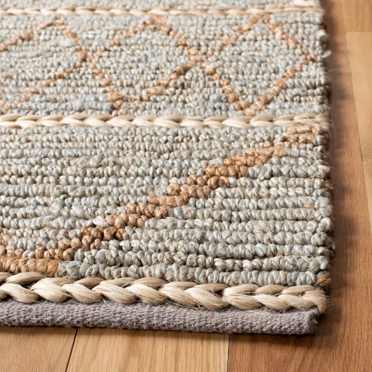 Safavieh Kilim 4'-0" x 6'-0" Rug in Silver / Natural