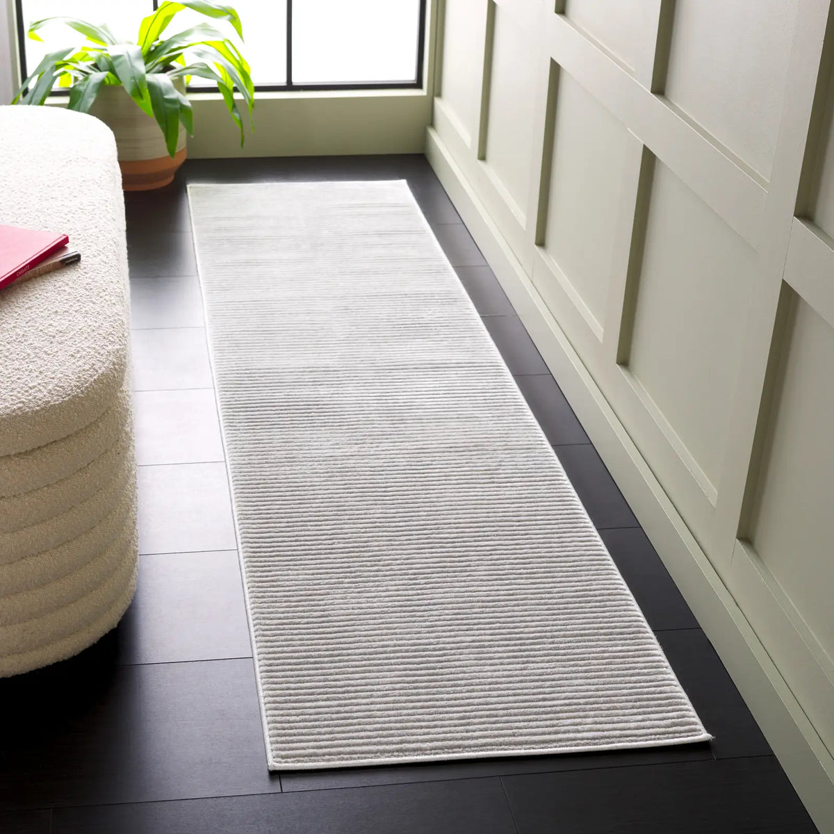 Safavieh Saylor 100 2'-0" x 8'-0" Rug in Grey