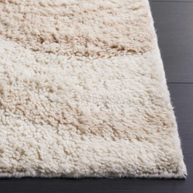 Safavieh Vermont 4'-0" x 6'-0" Rug in Ivory / Beige