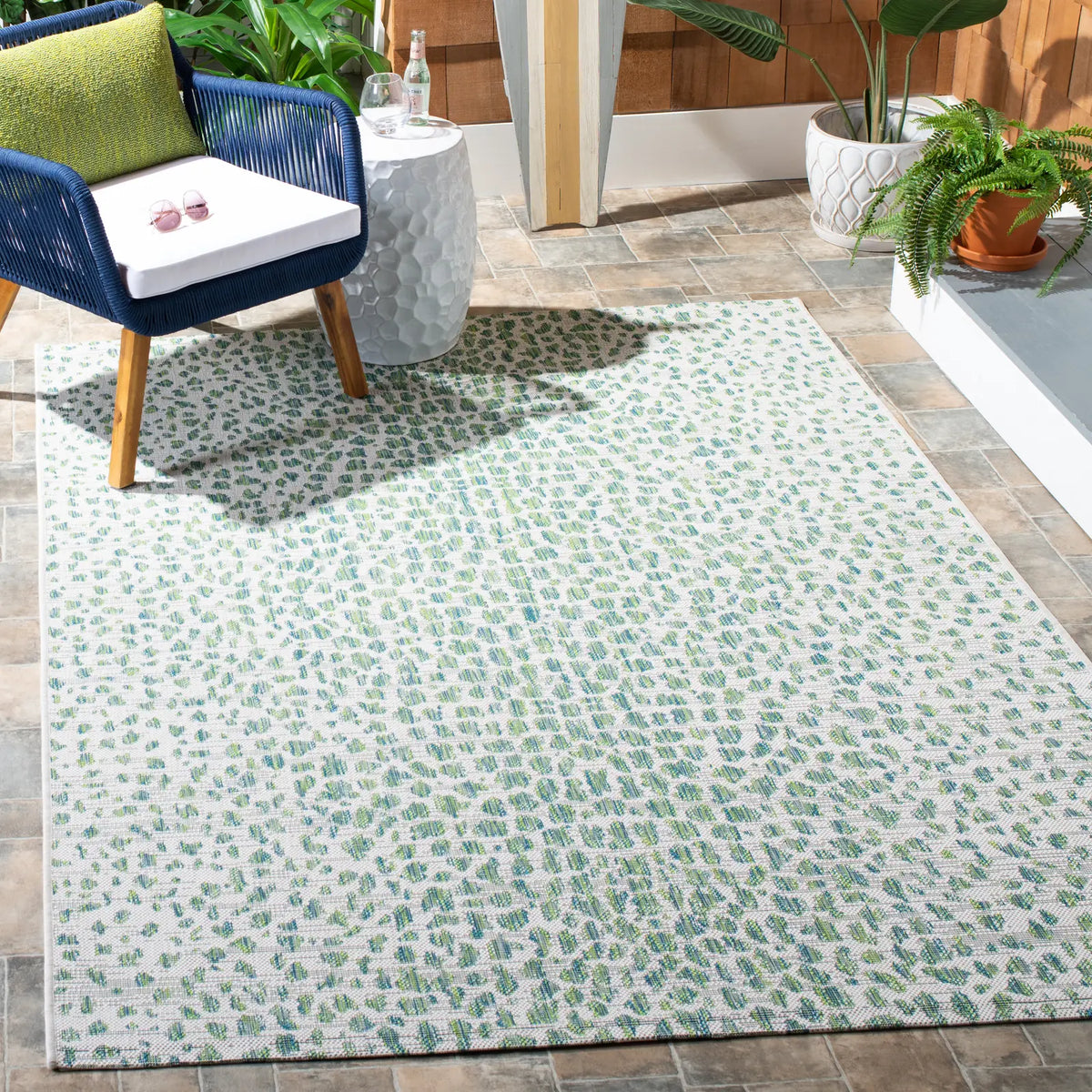 Safavieh Courtyard 4'-0" x 5'-7" Rug in Ivory / Green