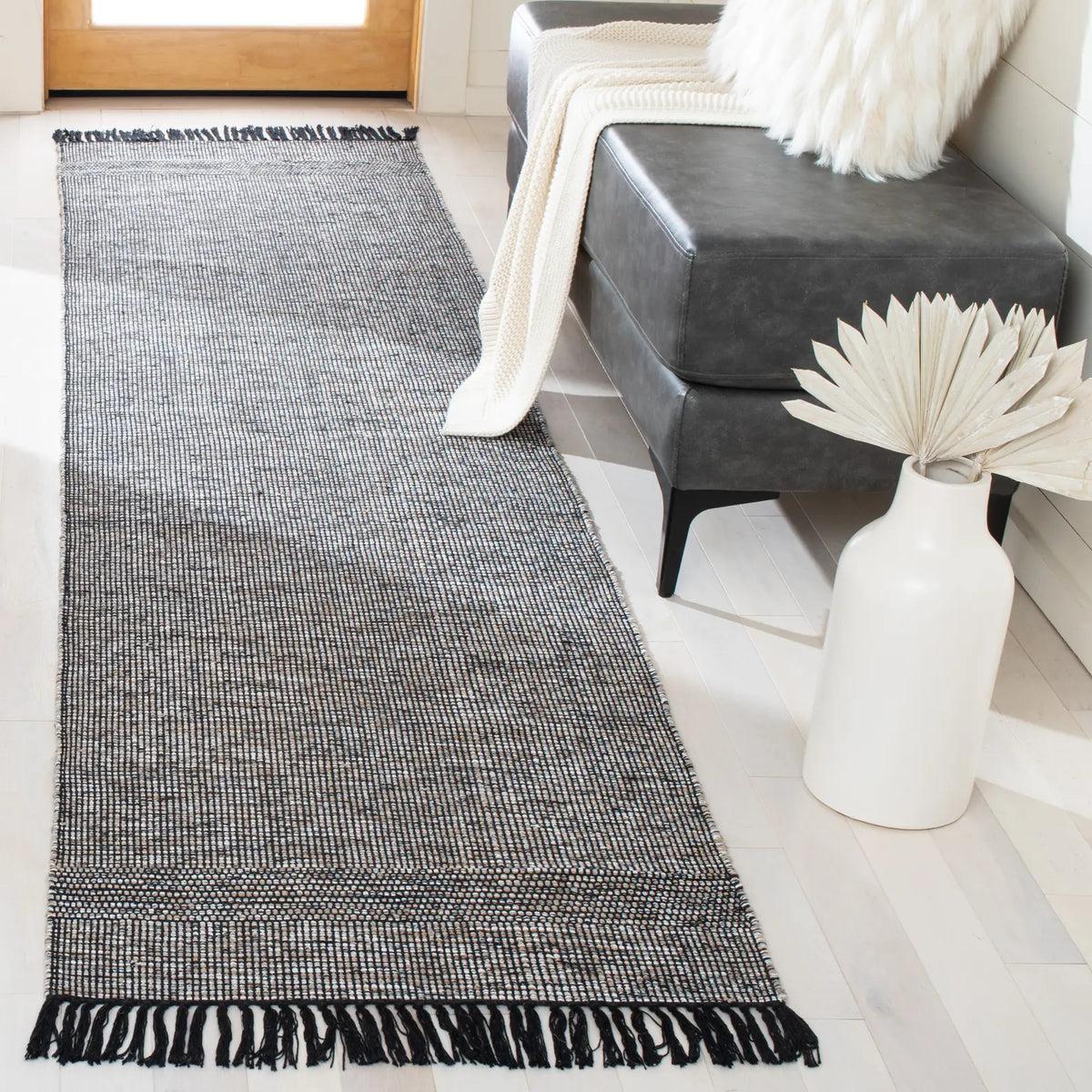 Safavieh Montauk 2'-3" x 9'-0" Rug in Beige / Ivory