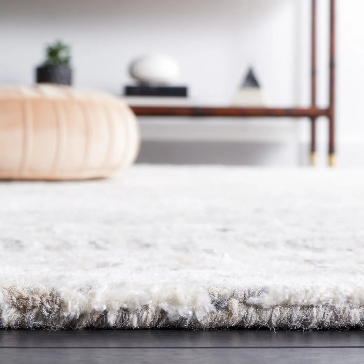 Safavieh Glamour 4'-0" x 6'-0" Rug in Light Grey / Ivory