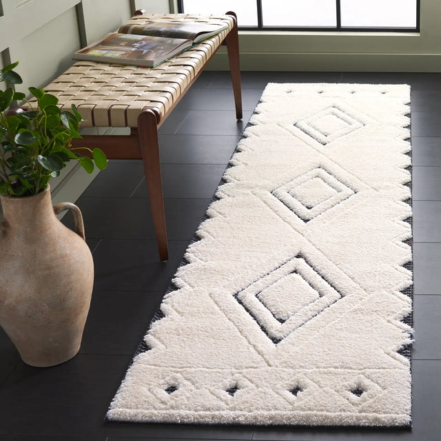 Safavieh Celebrity 800 2'-2" x 8'-0" Rug in Ivory / Black