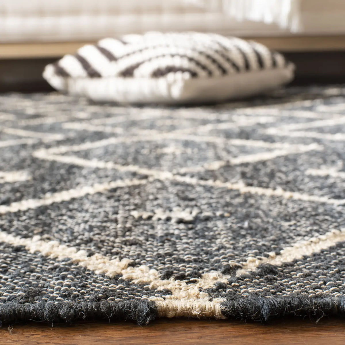 Safavieh Kilim 4'-0" x 6'-0" Rug in Charcoal / Natural