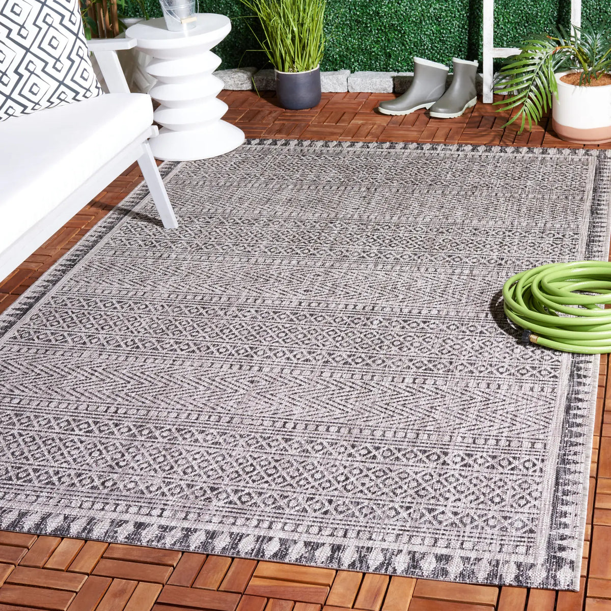 Safavieh Courtyard 5'-3" x 7'-7" Rug in Black / Beige