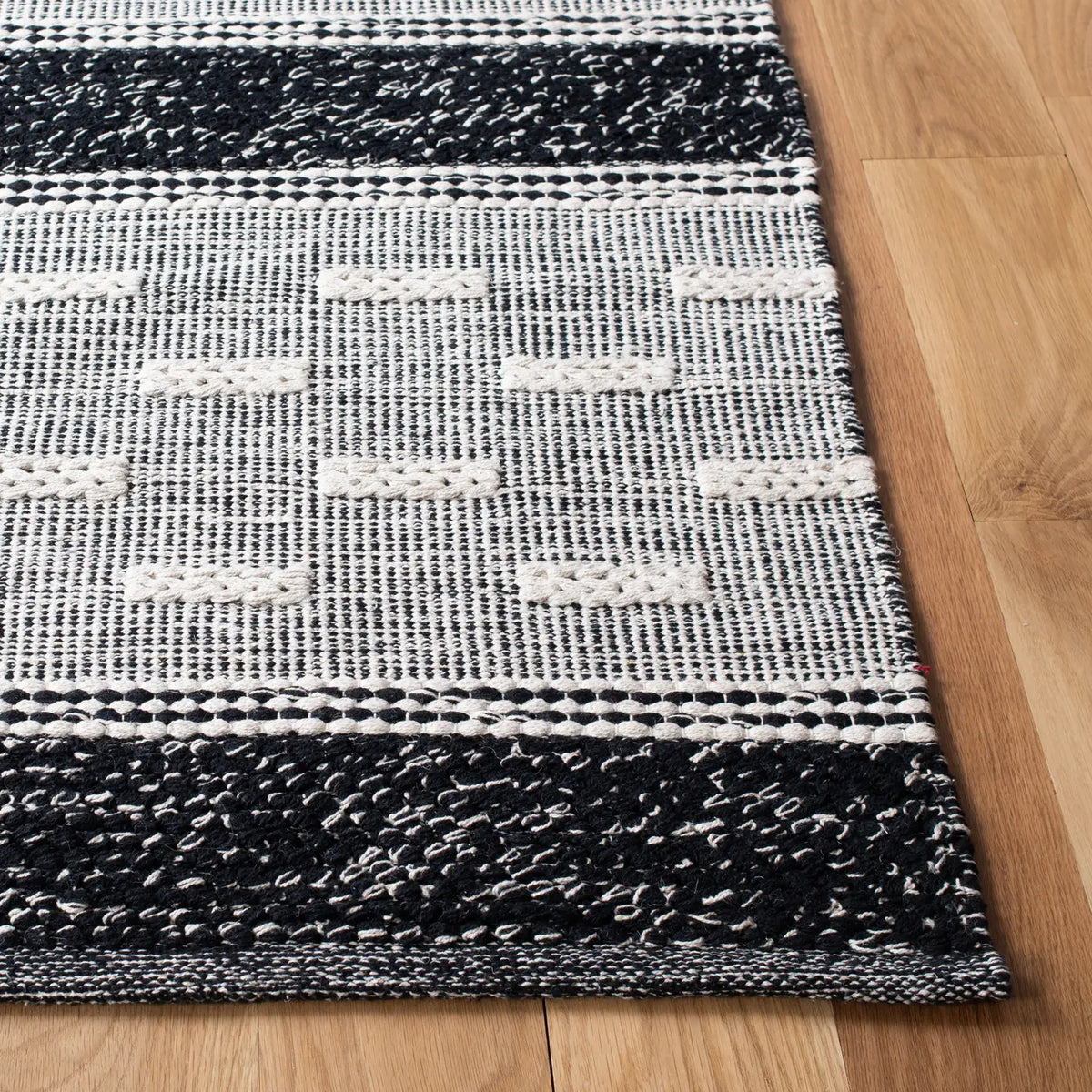 Safavieh Striped Kilim 4'-0" x 6'-0" Rug in Black / Ivory