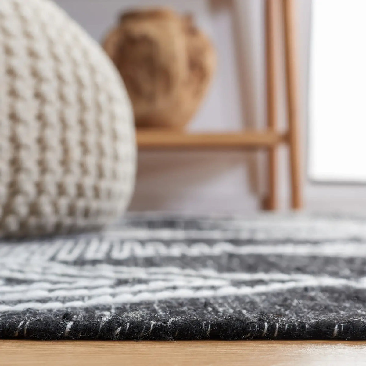 Safavieh Kilim 4'-0" x 6'-0" Rug in Black / Ivory