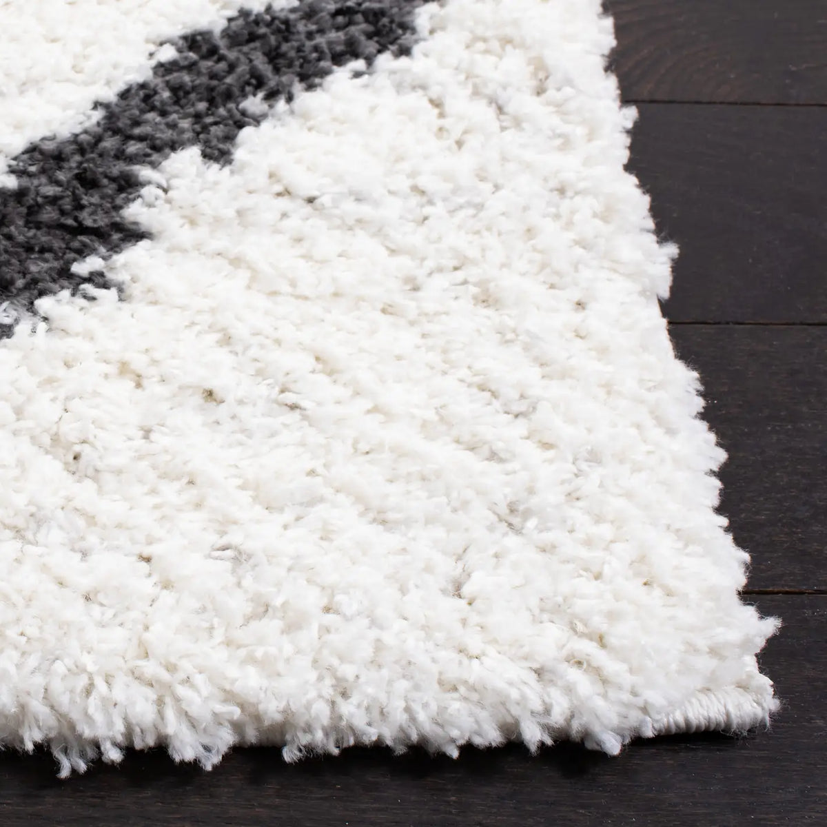 Safavieh August Shag 500 5'-5" x 7'-7" Rug in Ivory / Black