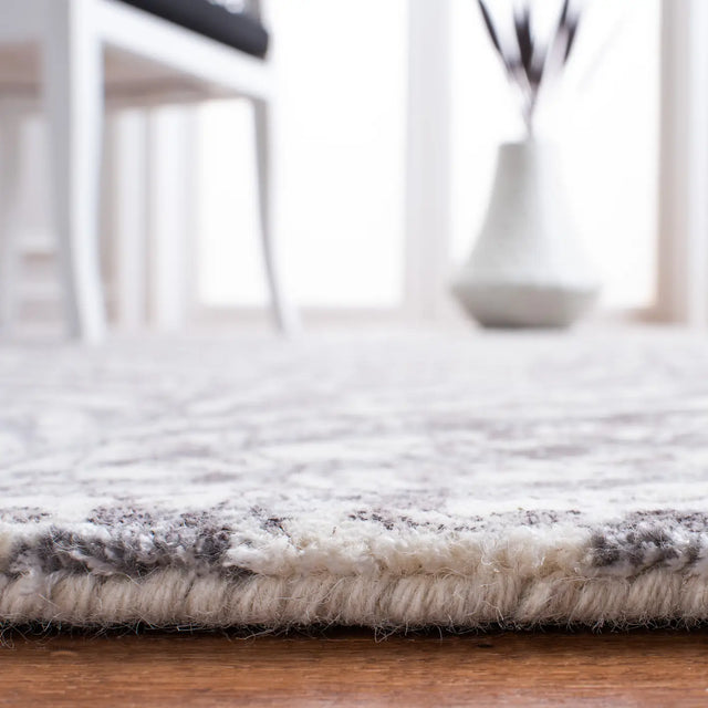 Safavieh Restoration Vintage 4'-0" x 6'-0" Rug in Grey / Ivory