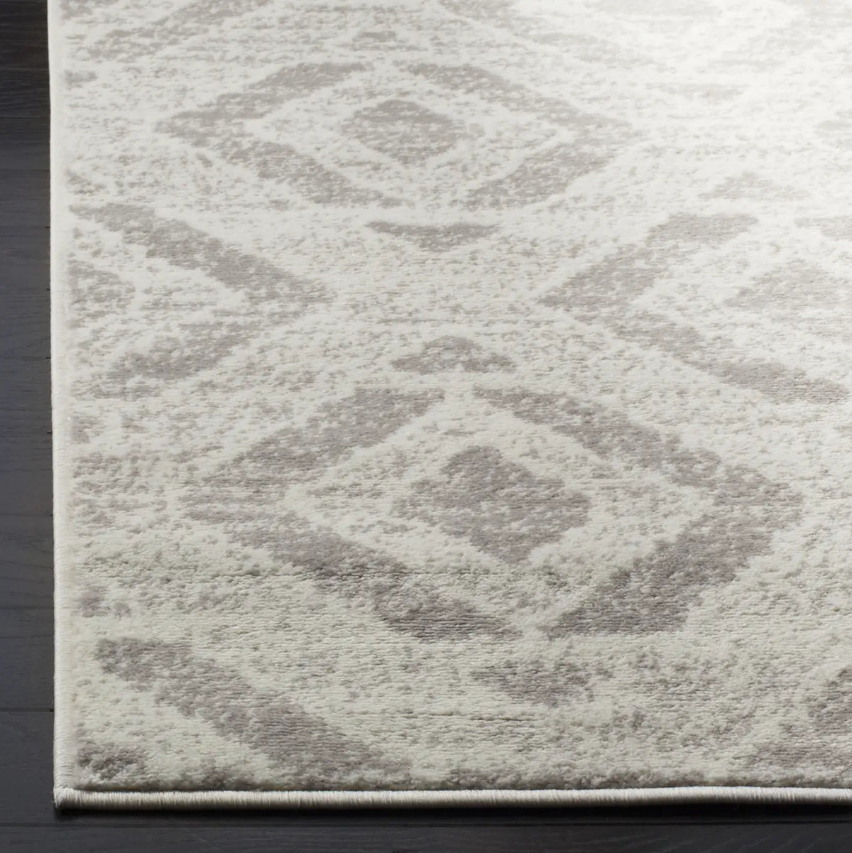 Safavieh Skyler 5'-1" x 7'-6" Rug in Ivory / Grey