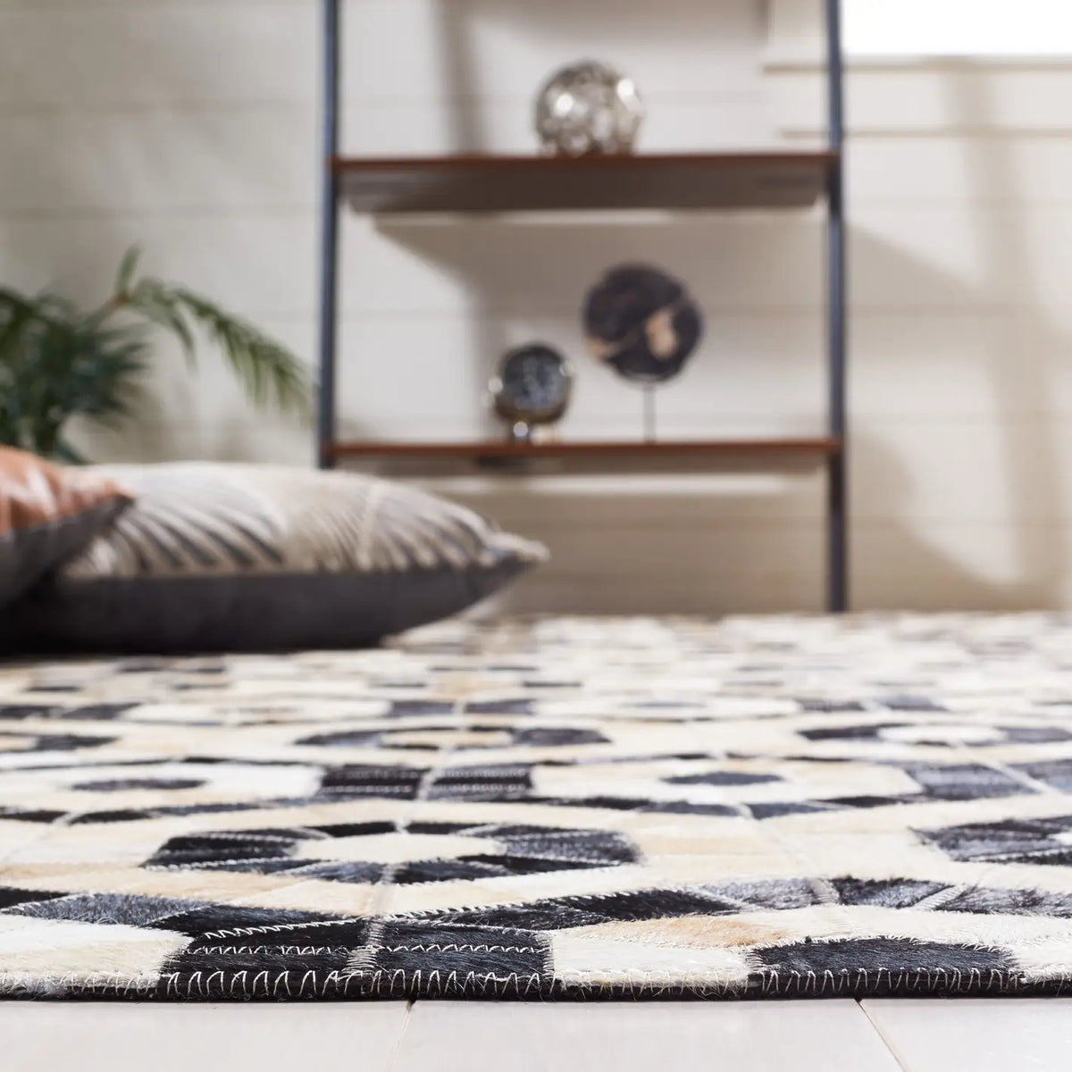 Safavieh Studio Leather 4'-0" x 6'-0" Rug in Black / Beige