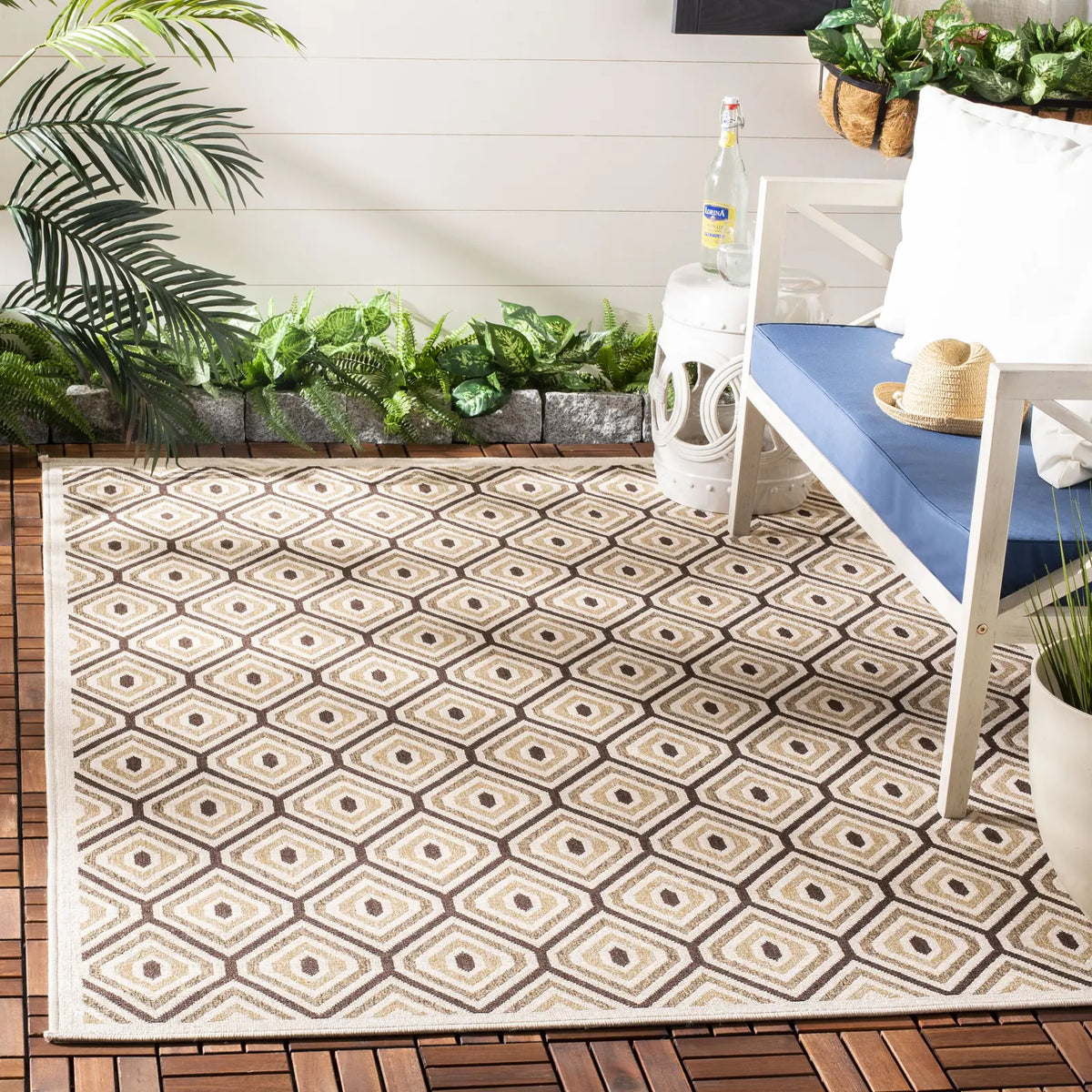Safavieh Veranda 4'-0" x 5'-7" Rug in Cream / Chocolate