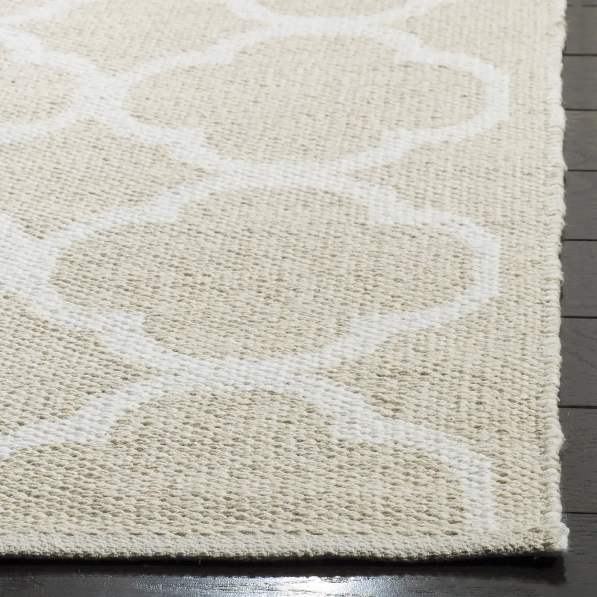 Safavieh Montauk 4'-0" x 6'-0" Rug in Beige / Ivory