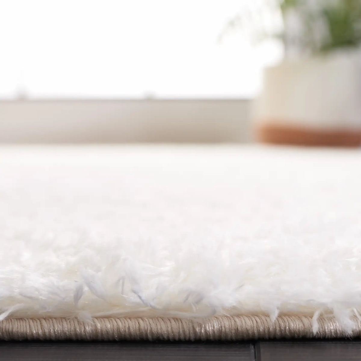 Safavieh Tahoe Shag 4'-0" x 6'-0" Rug in White