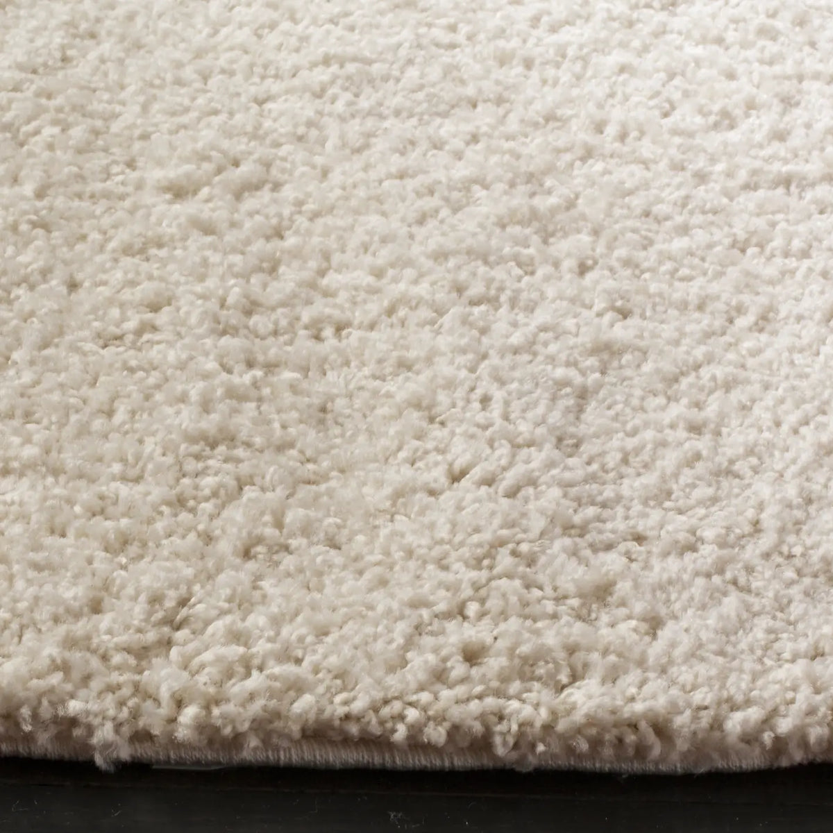 Safavieh Arizona Shag 6'-7" x 6'-7" Rug in Creme