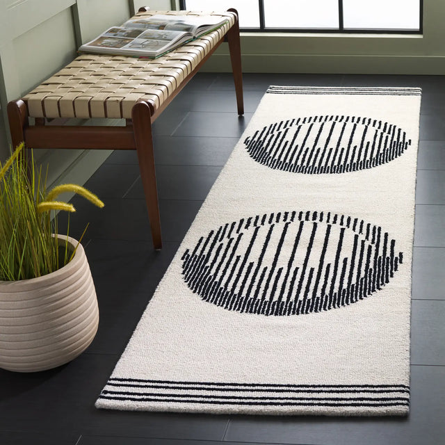 Safavieh Rodeo Drive 2'-3" x 8'-0" Rug in Ivory / Black