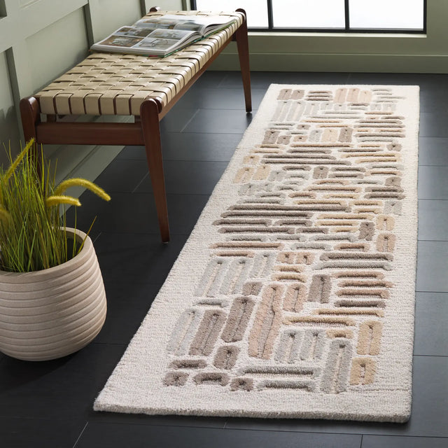 Safavieh Ebony 2'-3" x 8'-0" Rug in Beige / Ivory