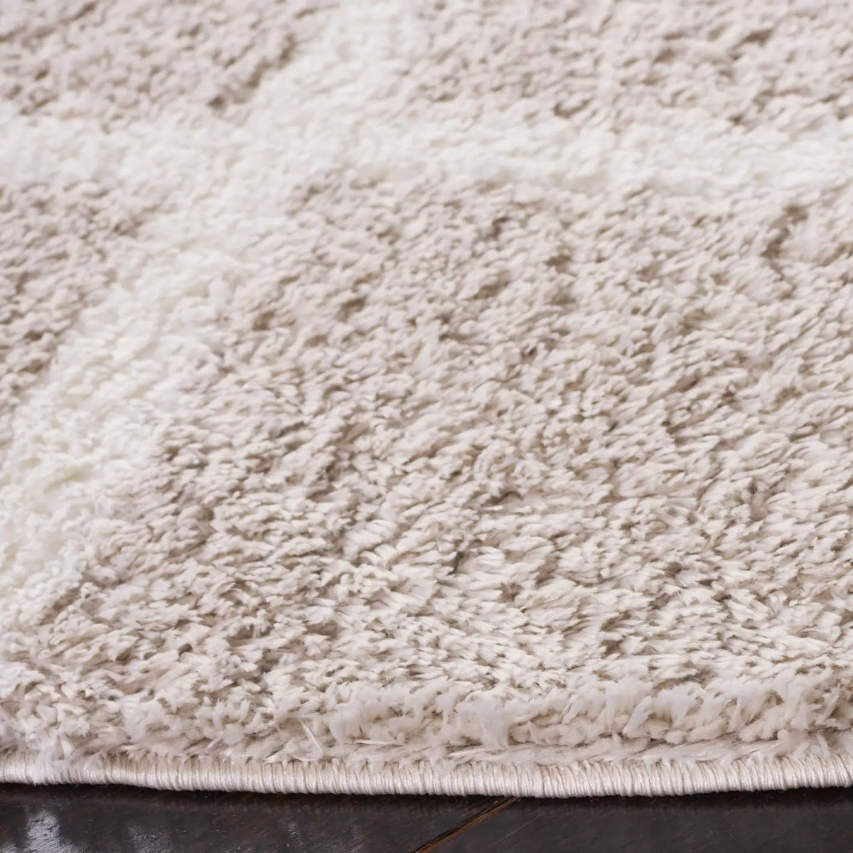 Safavieh Tahoe Shag 6'-7" x 6'-7" Rug in Silver / White