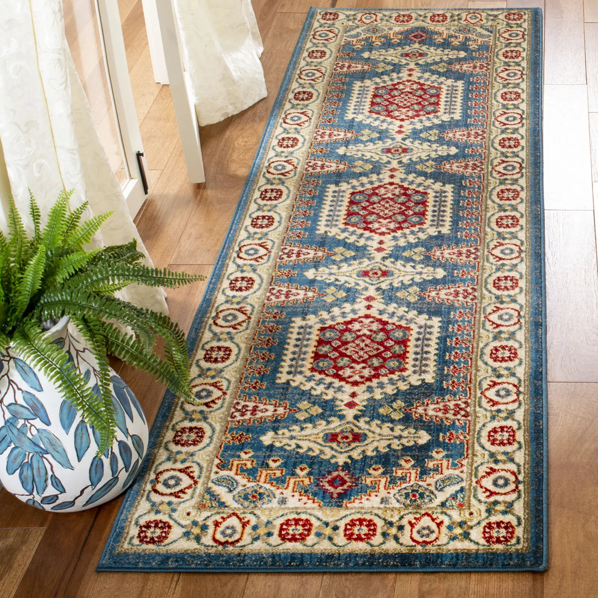 Safavieh Kashan 2'-6" x 8'-0" Rug in Navy Blue / Ivory