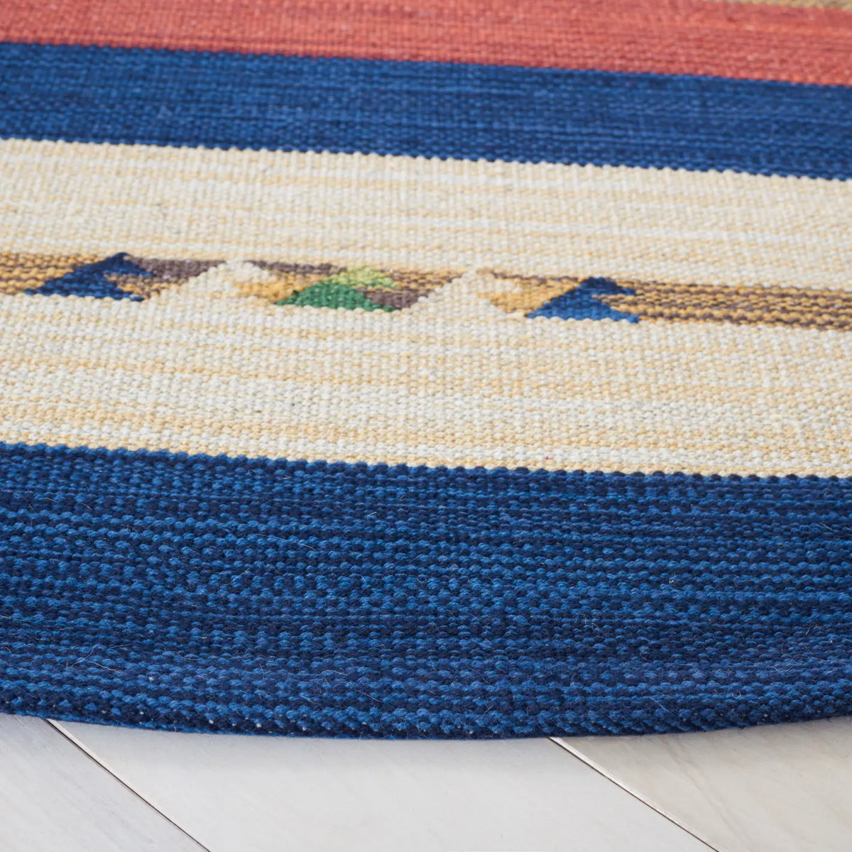 Safavieh Montauk 6'-0" x 6'-0" Rug in Blue / Red
