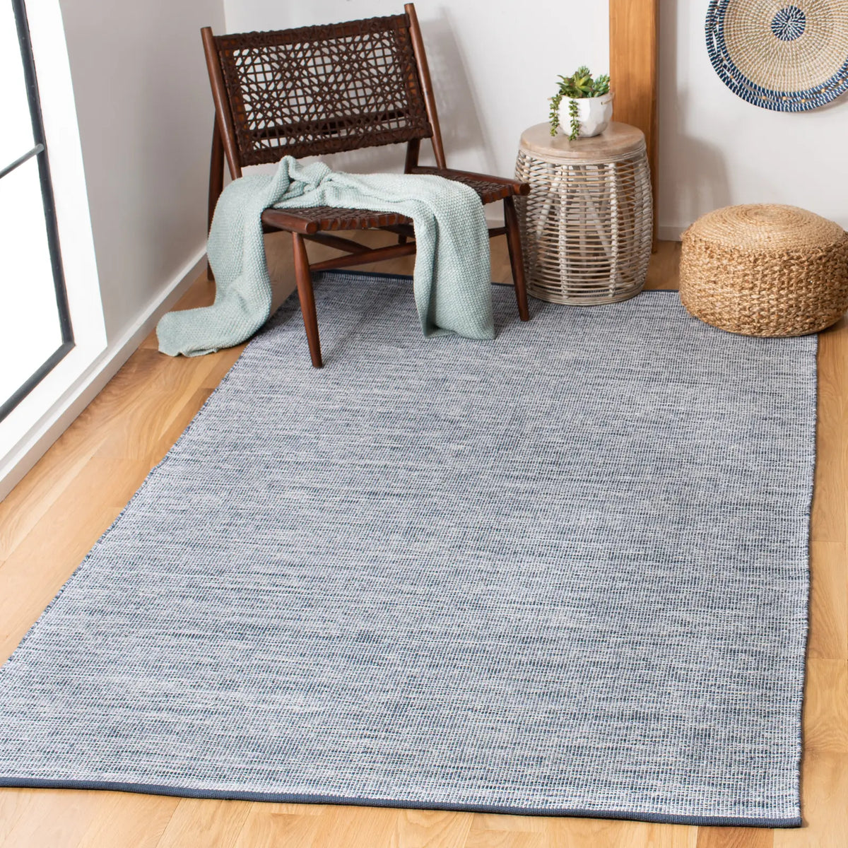 Safavieh Montauk 4'-0" x 6'-0" Rug in Navy / Blue