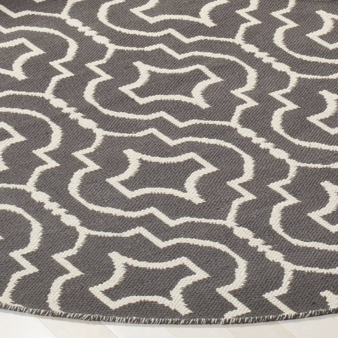 Safavieh Montauk 6'-0" x 6'-0" Rug in Dark Grey / Ivory