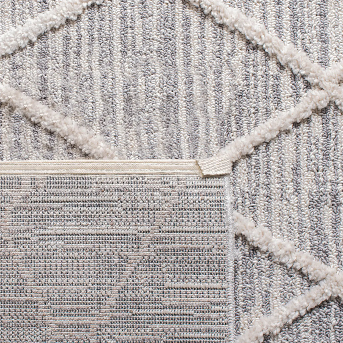 Safavieh Martha Stewart Berber Shag 5'-3" x 7'-6" Rug in Ivory / Grey