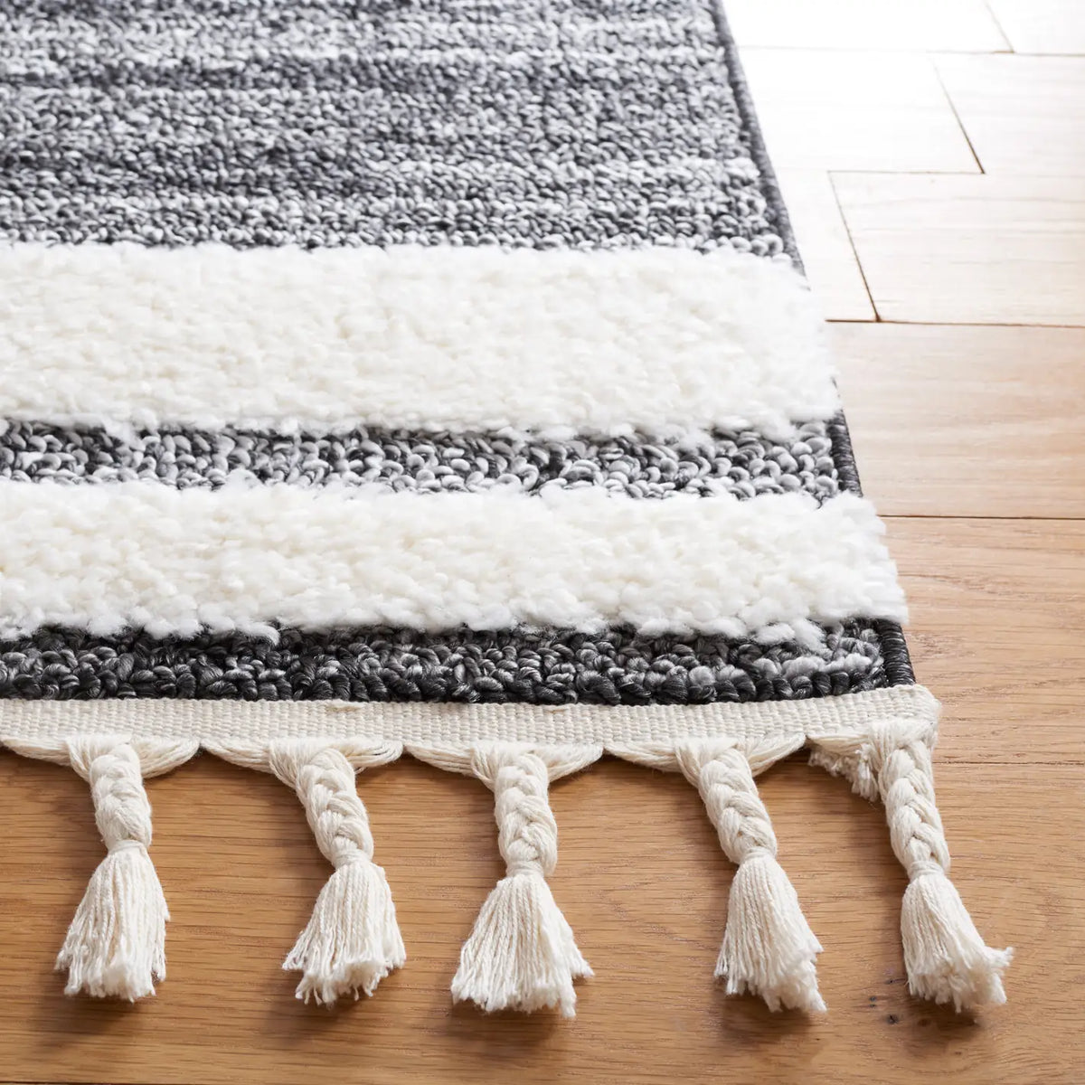 Safavieh Moroccan Tassel Shag 4'-0" x 6'-0" Rug in Black / Ivory