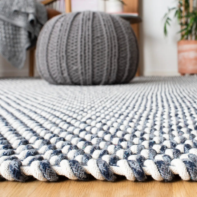 Safavieh Salem 4'-0" x 6'-0" Rug in Dark Blue
