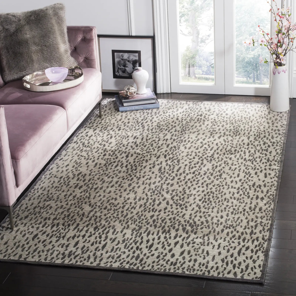 Safavieh Marbella 5'-0" x 8'-0" Rug in Light Grey / Dark Grey