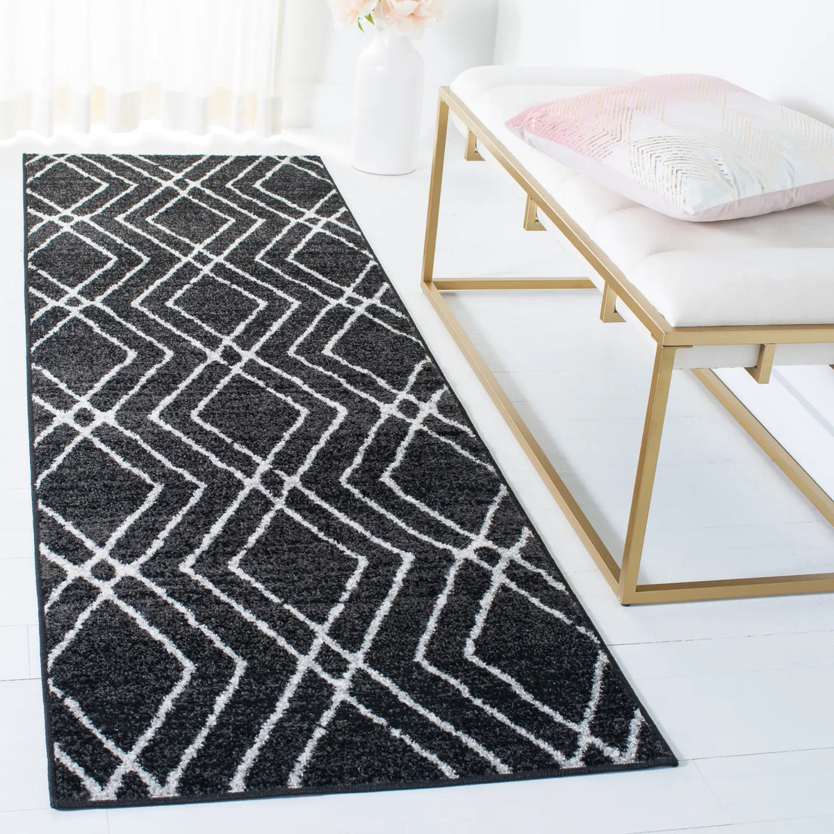 Safavieh Adirondack 2'-6" x 8'-0" Rug in Black / Light Grey