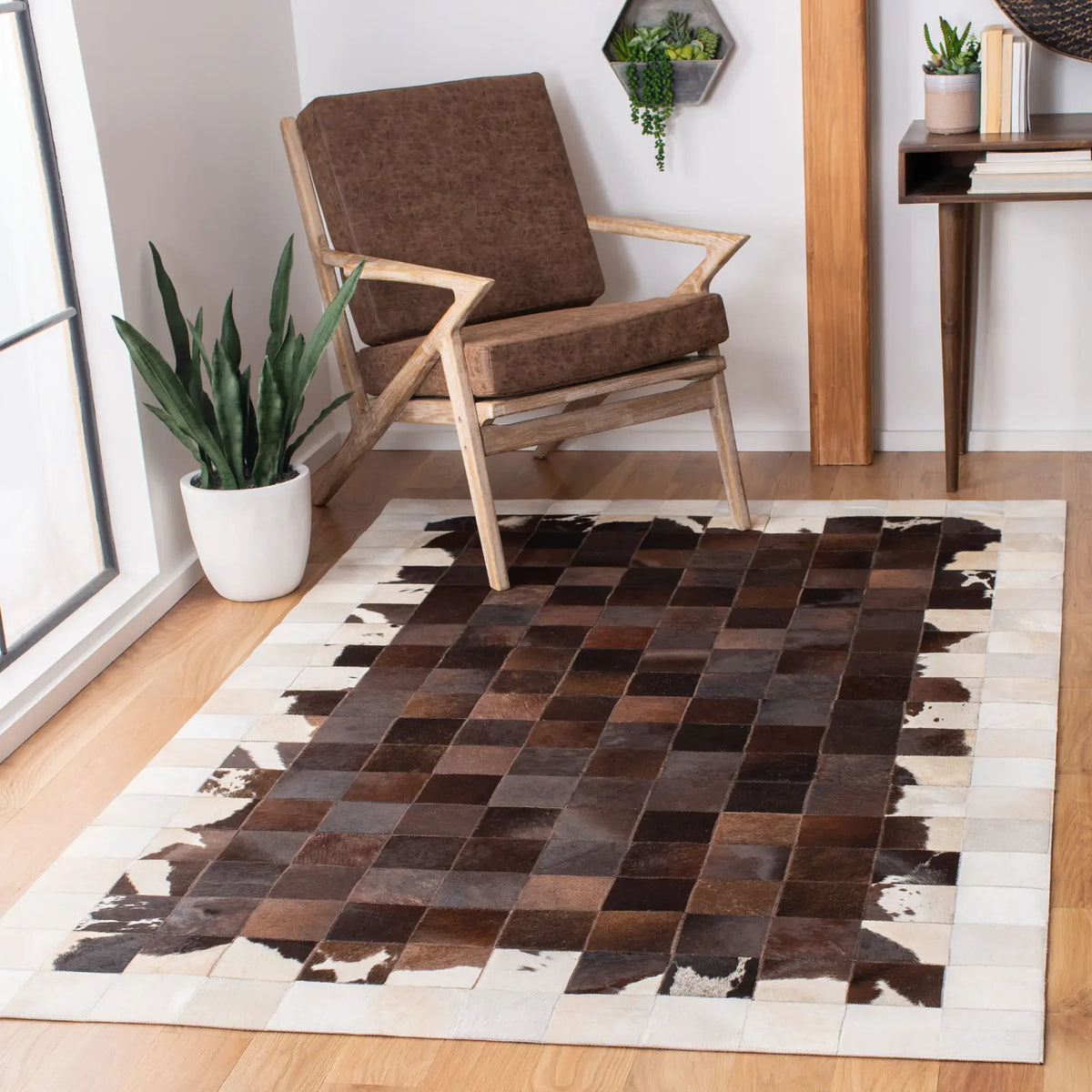 Safavieh Studio Leather 4'-0" x 6'-0" Rug in Ivory / Brown