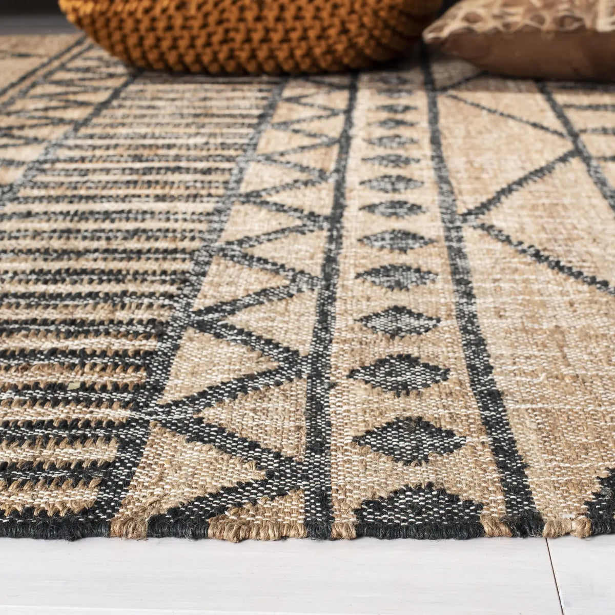 Safavieh Kilim 4'-0" x 6'-0" Rug in Natural / Charcoal