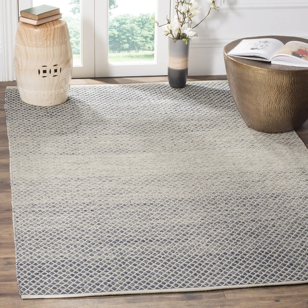 Safavieh Montauk 4'-0" x 6'-0" Rug in Navy / Ivory