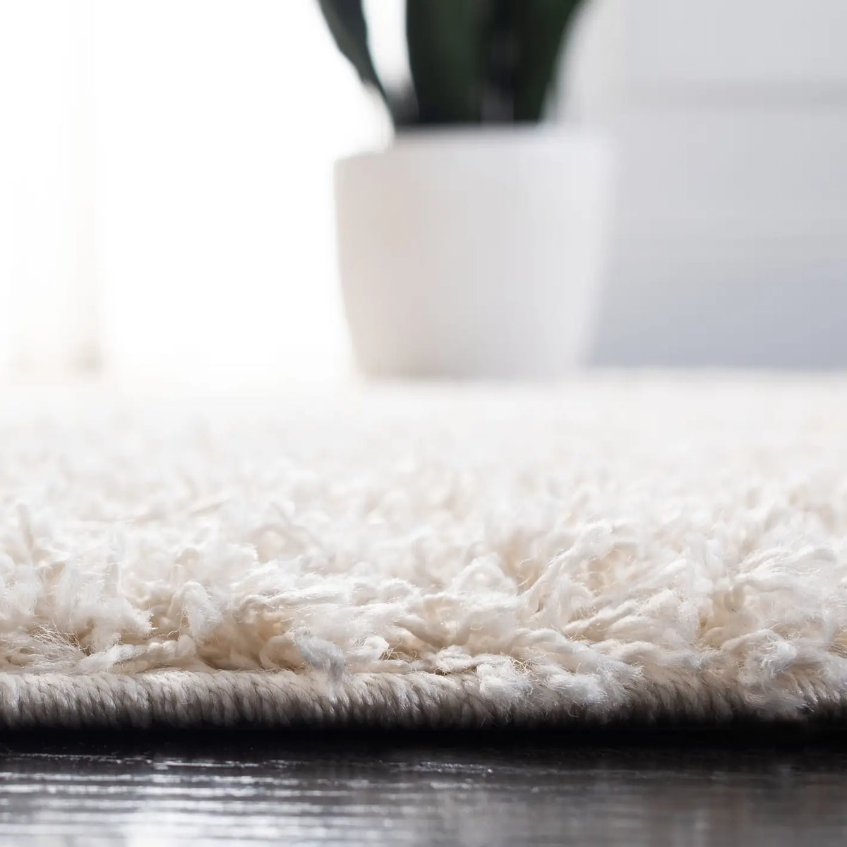 Safavieh Venus Shag 500 4'-0" x 6'-0" Rug in Ivory