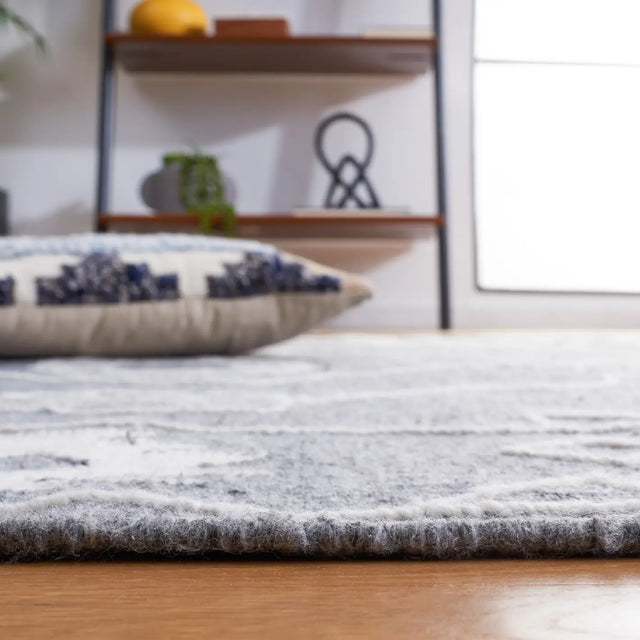 Safavieh Kilim 4'-0" x 6'-0" Rug in Dark Grey / Ivory