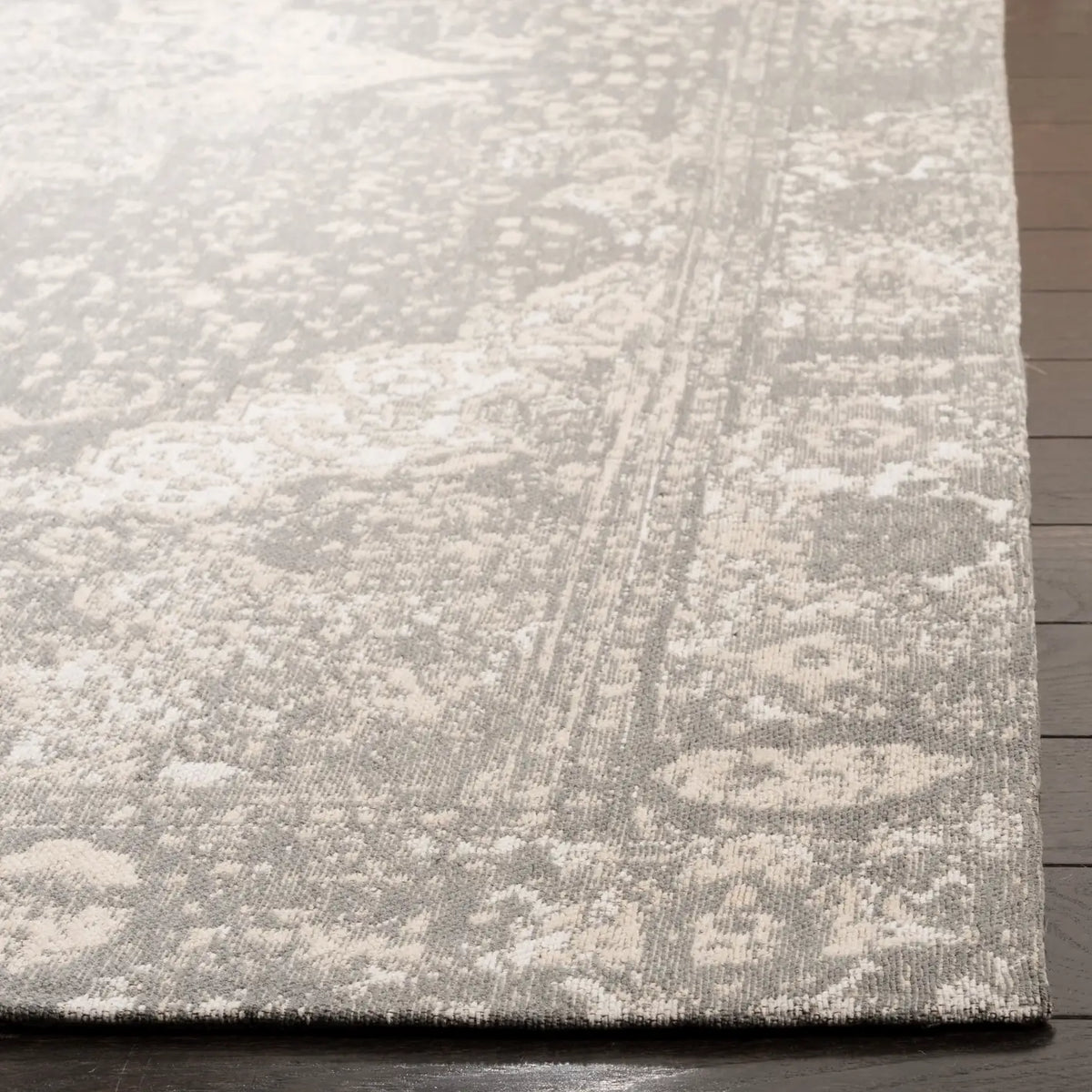 Safavieh Classic Vintage 5'-0" x 8'-0" Rug in Silver