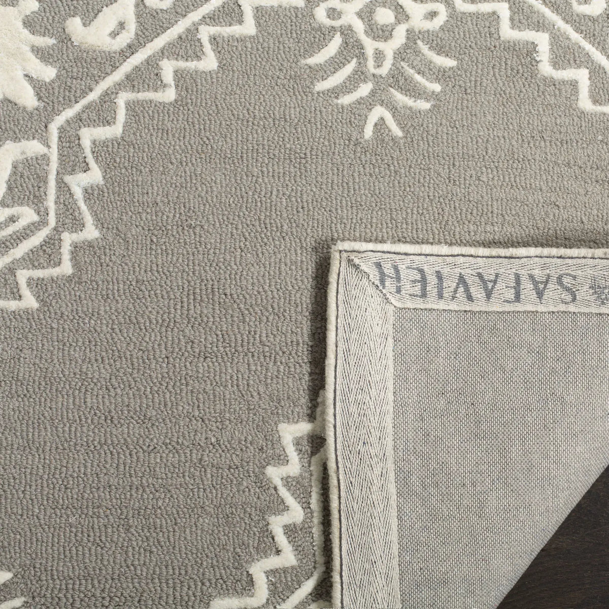 Safavieh Manchester 5'-0" x 8'-0" Rug in Grey / Ivory
