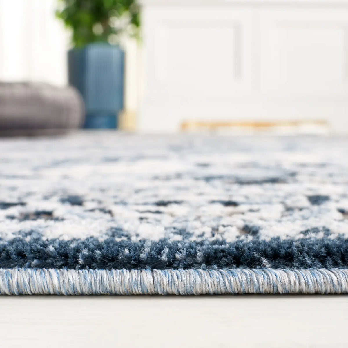 Safavieh Rosewood 4'-0" x 6'-0" Rug in Ivory / Blue