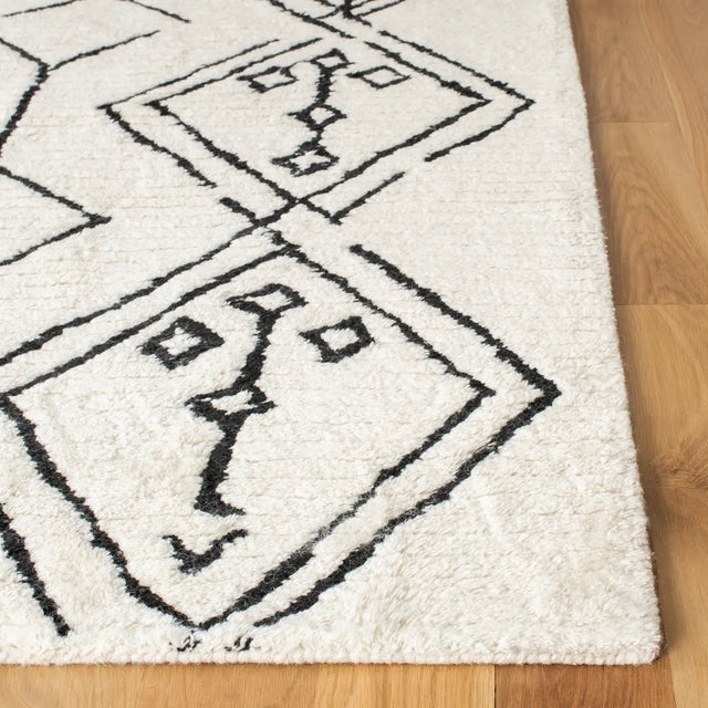 Safavieh Casablanca 5'-0" x 8'-0" Rug in Ivory / Black