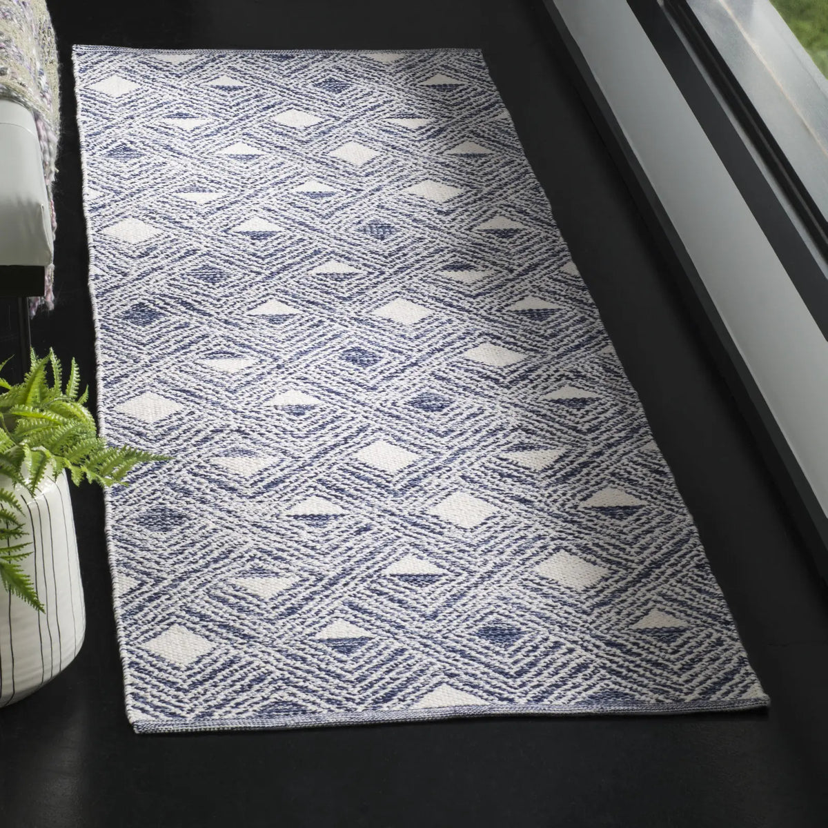 Safavieh Montauk 2'-3" x 7'-0" Rug in Navy / Ivory