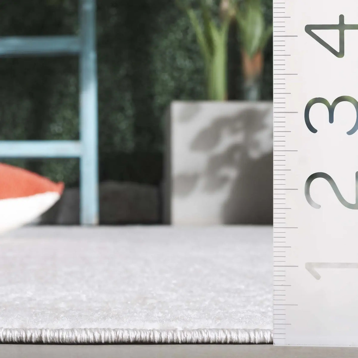 Safavieh Stella 4'-0" x 6'-0" Rug in Ivory