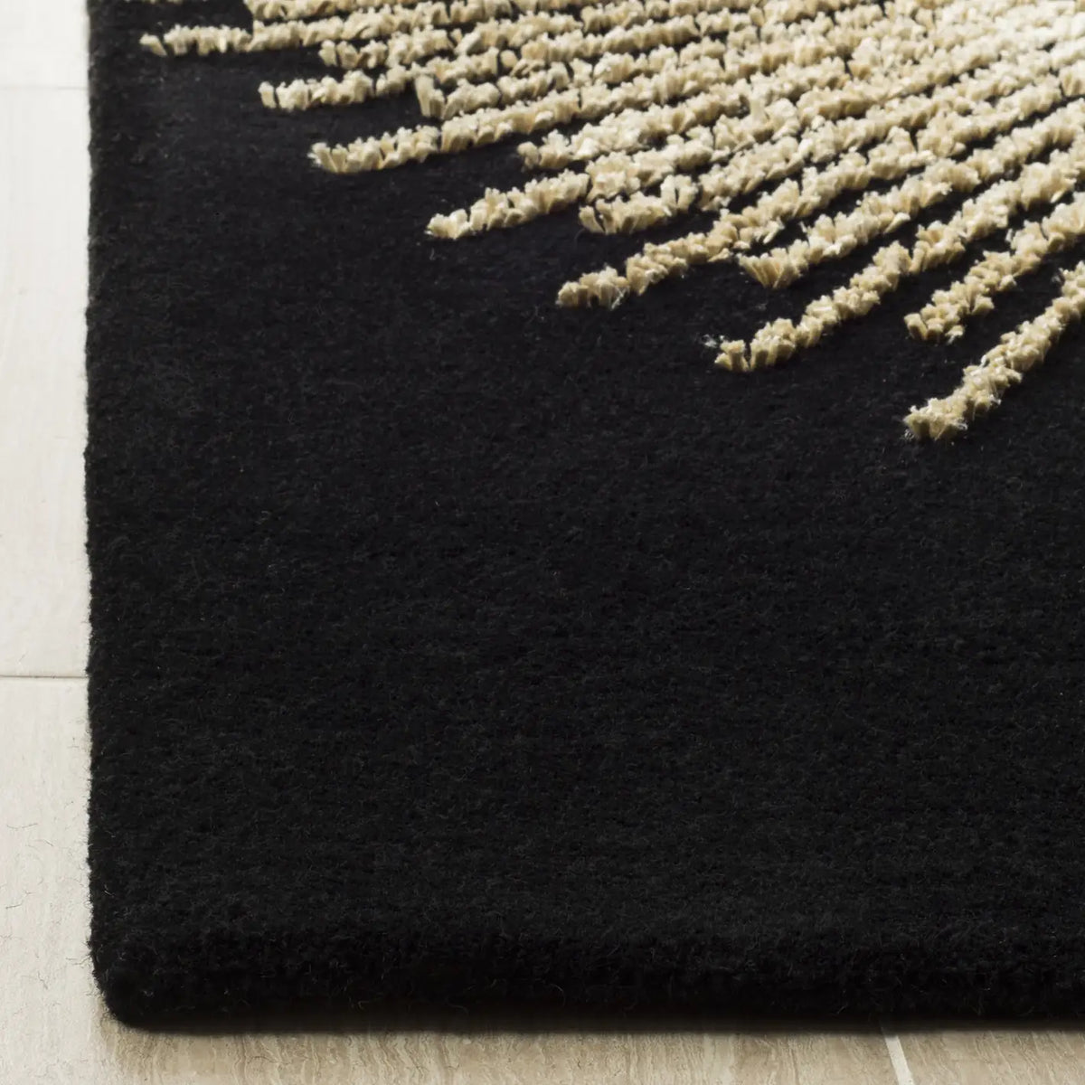 Safavieh Soho 3'-6" x 5'-6" Rug in Black / Beige