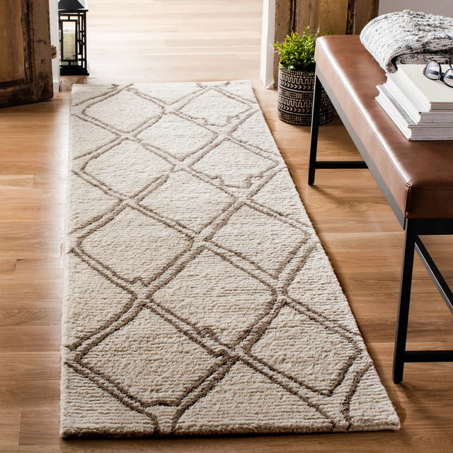 Safavieh Casablanca 2'-3" x 8'-0" Rug in Ivory / Grey