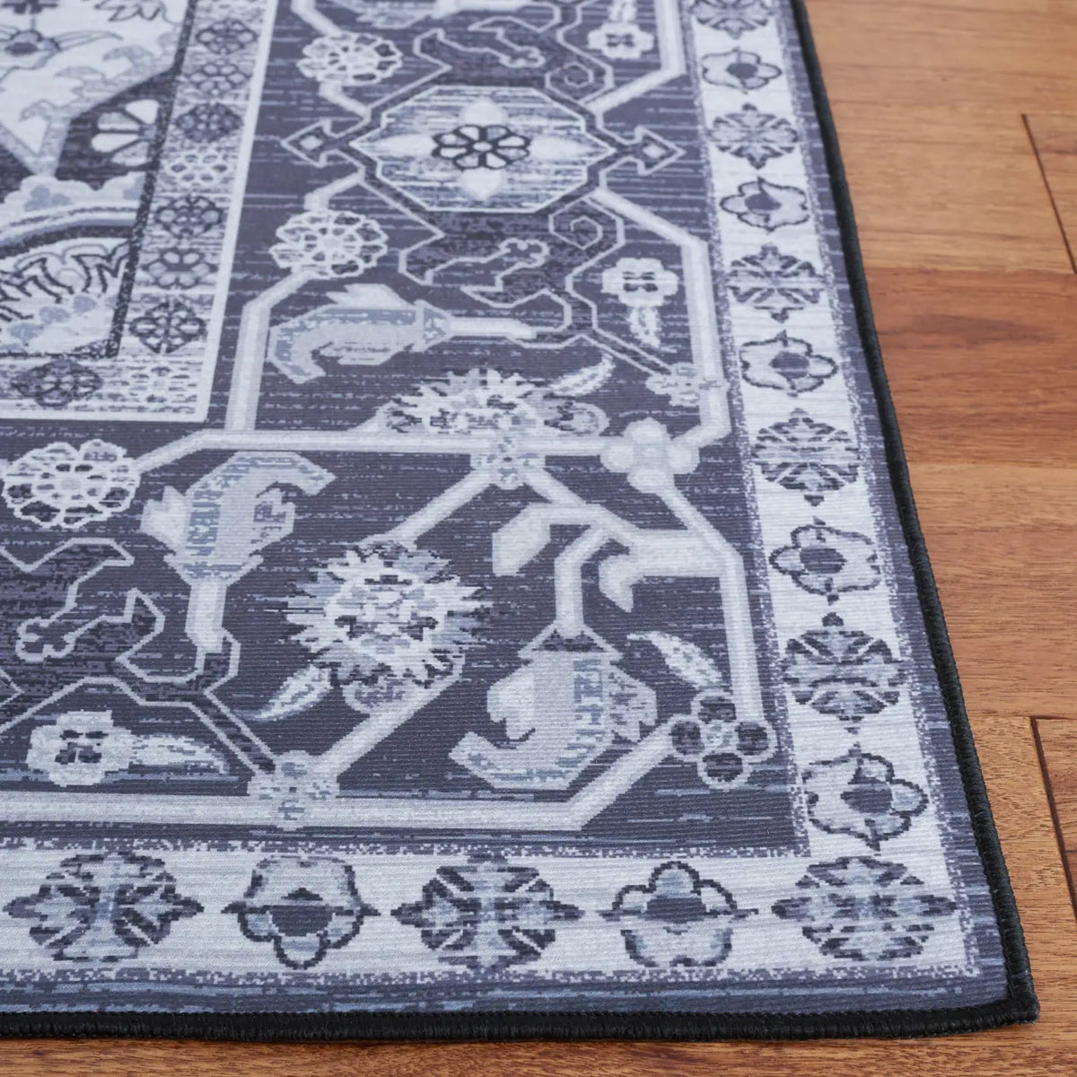 Safavieh Tucson 4'-0" x 6'-0" Rug in Black / Beige