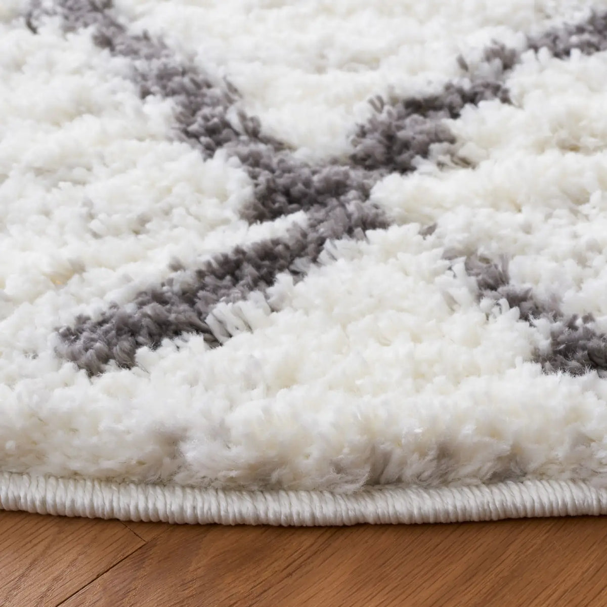 Safavieh Berber Shag 5'-1" x 5'-1" Rug in Cream / Light Grey