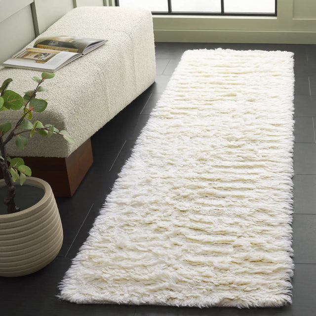Safavieh Casablanca 2'-3" x 8'-0" Rug in Ivory