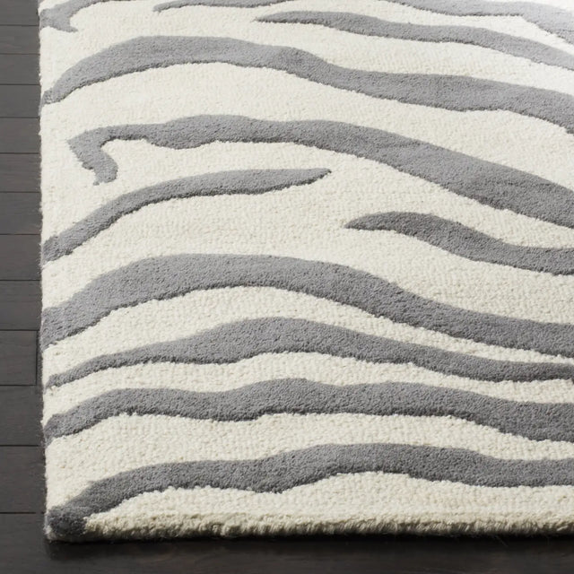 Safavieh Cambridge 5'-0" x 8'-0" Rug in Ivory / Dark Grey