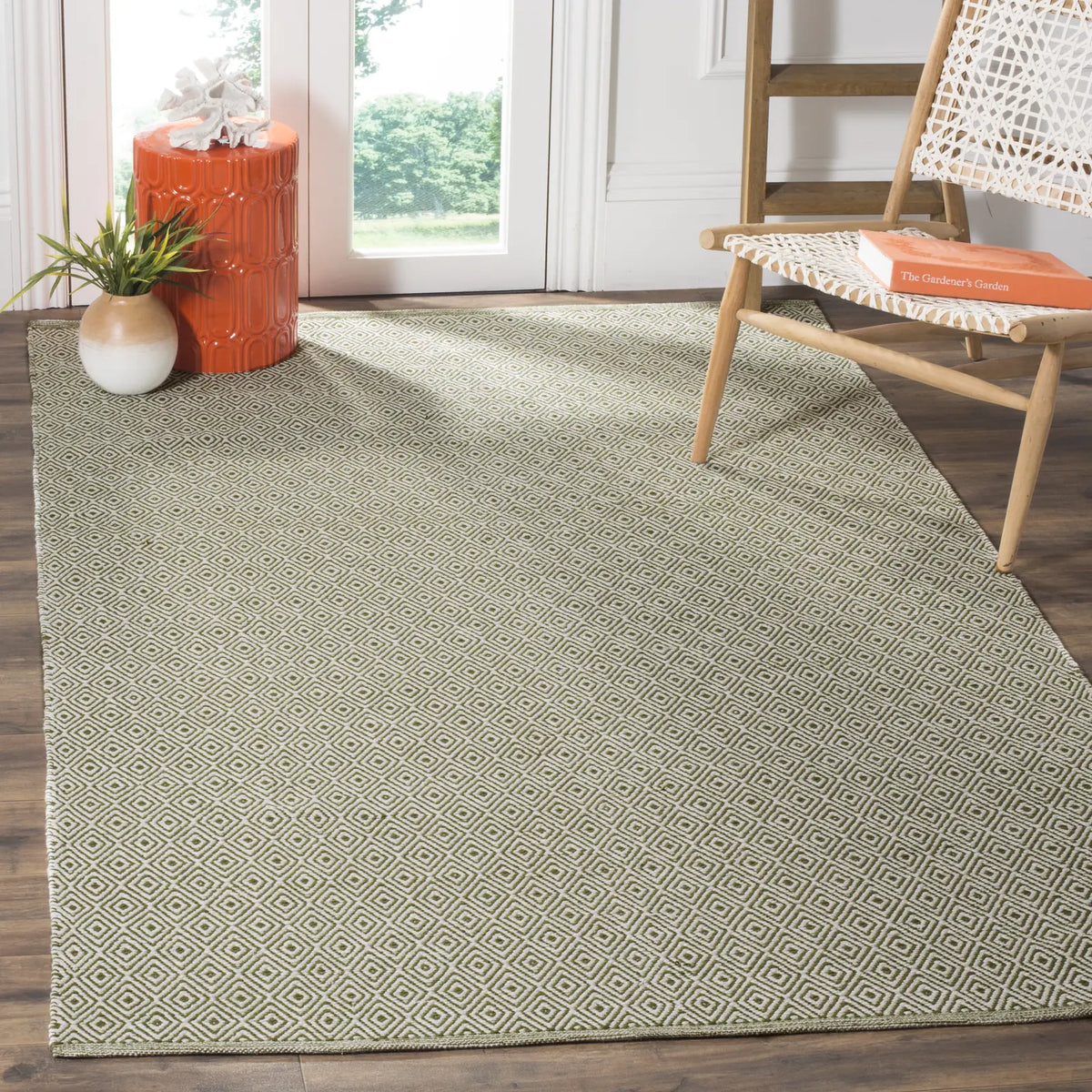Safavieh Montauk 4'-0" x 6'-0" Rug in Ivory / Green