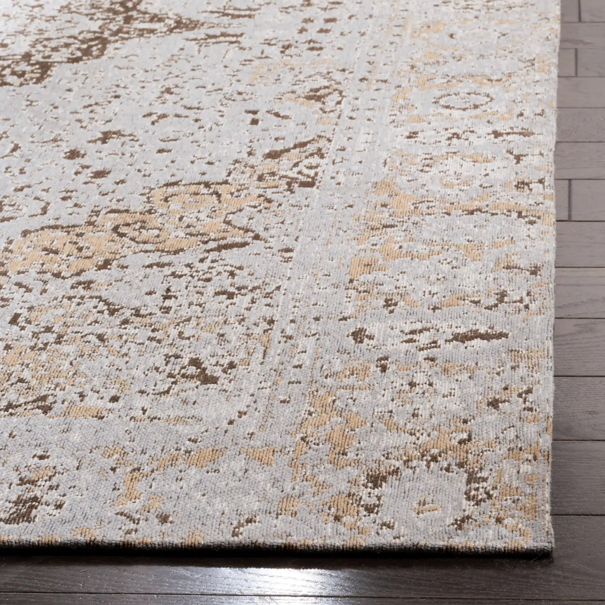 Safavieh Classic Vintage 5'-0" x 8'-0" Rug in Taupe